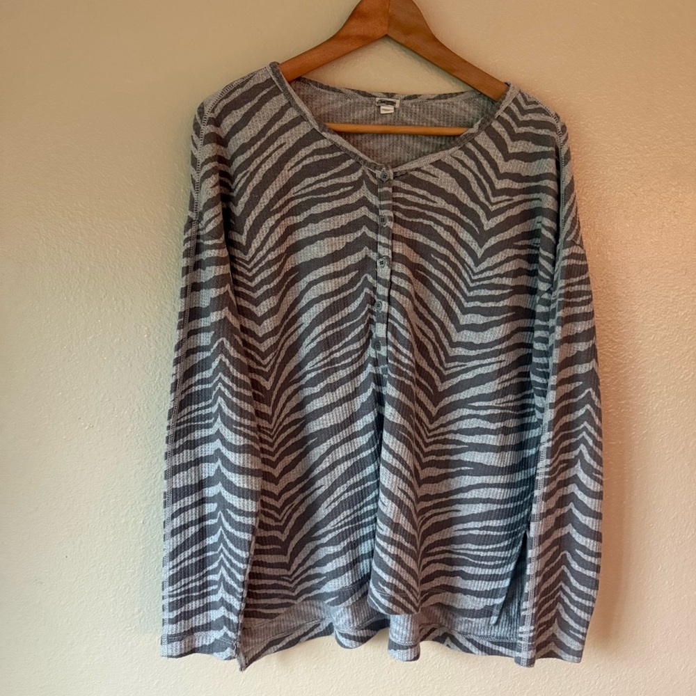 ❇️Gray Zebra Print Henley 2 for $22 ❇️